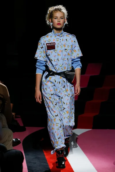 Look 16